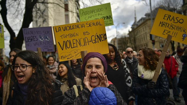 V destkch panlskch mst vyli lid do ulic pi pleitosti Mezinrodnho dne proti nsil na ench. (25. listopadu 2018)