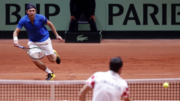 Francouz Lucas Pouille dobh kraas Marina ilie z Chorvatska bhem finle Davis cupu.