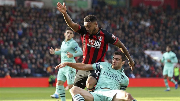 Joshua King z Bournemouthu (vlevo) v souboji s hrem Arsenalu Sokratisem Papastathopoulosem.