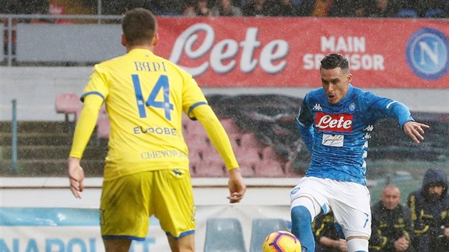 Jose Callejon z Neapole (vpravo) odehr�v� m�� v utk�n� proti Veron�.