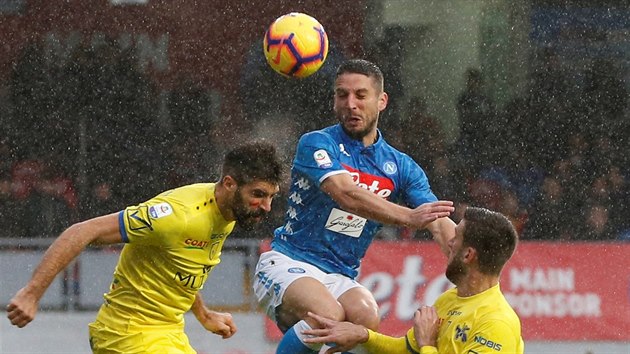 Dries Mertens z Neapole hlavi�kuje mezi hr��i Verony.