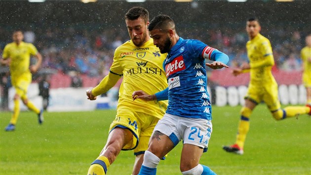 Lorenzo Insigne z Neapole (vpravo) a Mattia Bani z Chieva Verony v souboji o m.