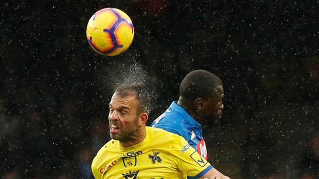 Riccardo Meggiorini z Chieva Verony (vlevo) a Kalidou Koulibaly z Neapole v hlavi�kov�m souboji o m��.