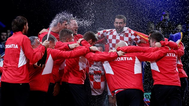 Chorvatsk tm oslavuje vtzstv v Davis cupu nad Franci.