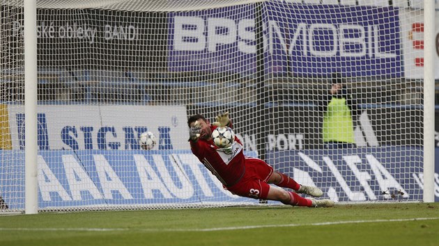 Jan eda z Mlad Boleslavi chyt penaltu Jakuba Plka z Olomouce.