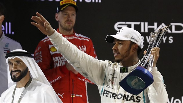Lewis Hamilton z Mercedesu oslavuje sv vtzstv ve Velk cen Ab Zab.
