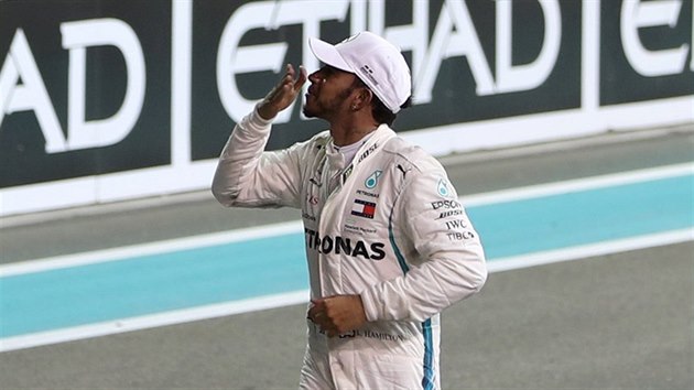 Lewis Hamilton z Mercedesu oslavuje vtzstv ve Velk cen Ab Zab.