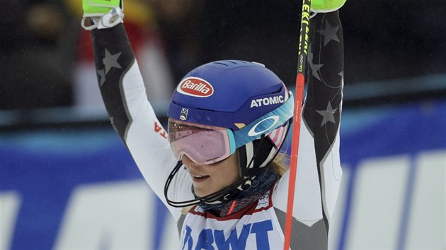 Americká lyžařka Mikaela Shiffrinová se raduje z vítězství ve slalomu v Killingtonu.