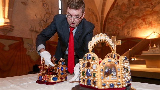 Pleitost spatit dv koruny, ktermi byl korunovn Karel IV., maj nvtvnci Prcheskho muzea v Psku do 2. prosince. Na snmku je historik Jan Admek.