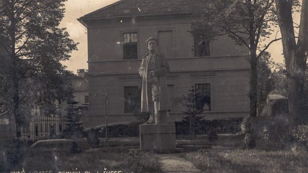 Pvodn pomnk zdobil v minulosti vjezd na ndvo. Dnes tam je busta Bedicha Smetany.