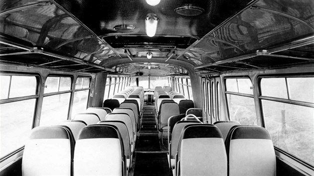 Interiér kloubového autobusu Škoda 706 RTO-K, pohled ze zadní části
