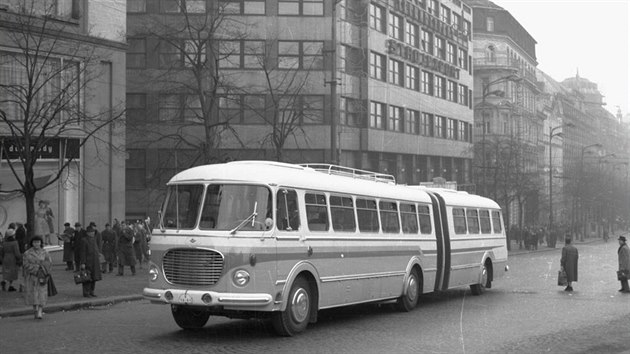 Prototyp kloubového autobusu Škoda 706 RTO-K projíždí po Václavském náměstí během zkušební jízdy v Praze