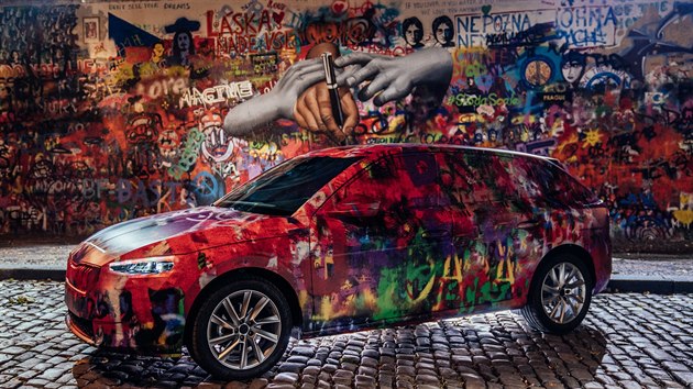 Škoda Scala v unikátní graffiti kamufláži u Lennonovy zdi