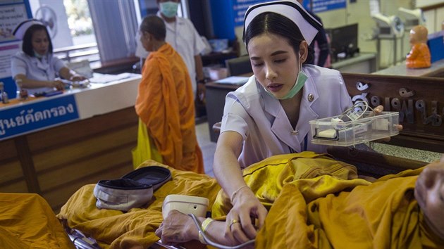 Zdravotn sestra v Bangkoku kontroluje krevn tlak jednomu z buddhistickch mnich.