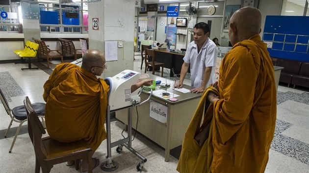 Buddhistit mnii na zdravotn kontrole v nemocnici v Bangkoku