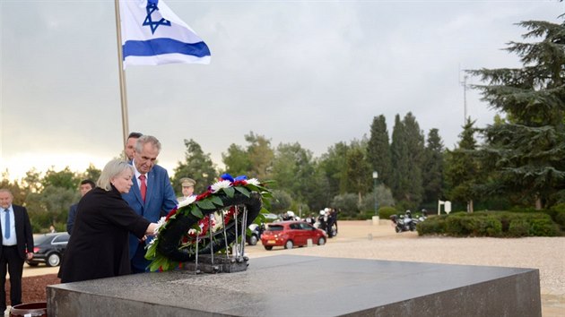Poloenm vnce u hrobu vznamnho pedstavitele sionismu Theodora Herzla zahjil prezident Milo Zeman nvtvu Izraele. (25. listopadu 2018)