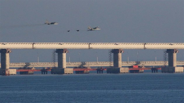 Rusko blokuje prjezd Kerskm prlivem do Azovskho moe. (25. listopadu 2018)