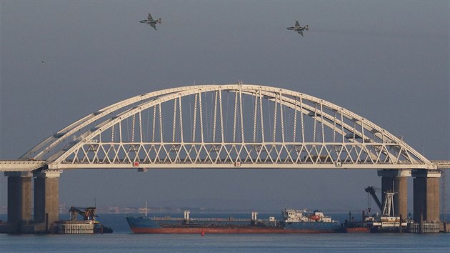 Rusko blokuje prjezd Kerskm prlivem do Azovskho moe. (25. listopadu 2018)