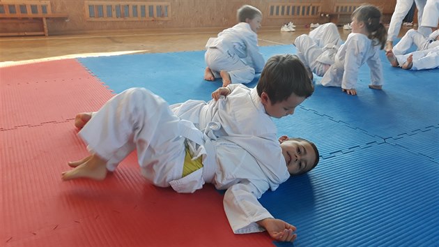Prvňáčci se v některých libereckých školách učí v rámci tělocviku judo.