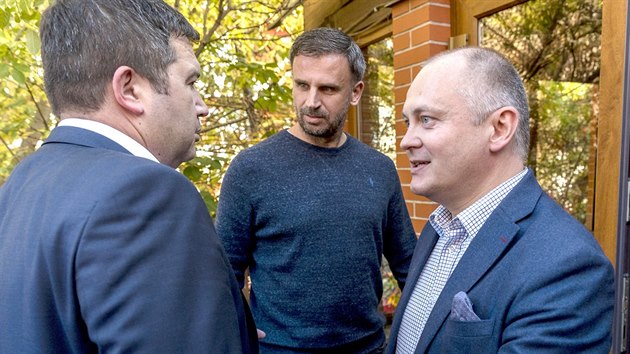 Členové platformy Zachraňme ČSSD Jiří Zimola a Michal Hašek hovoří s předsedou strany Janem Hamáčkem (16. října 2018)