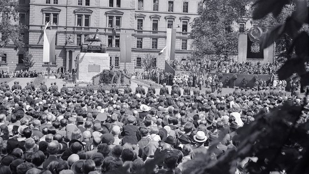 Slavnostn odhalen pomnku sovtskm tankistm a padlm v bojch za osvobozen Prahy na tehdejm tefnikov nmst. (29. ervence 1945)