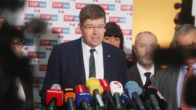 Ji�� Posp�il p�i tiskov� konferenci TOP 09 v Poslaneck� sn�movn�. (23. listopadu 2018)