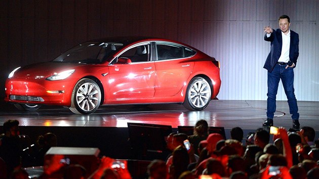 Elon Musk bhem prvnho pedstaven elektromobilu Tesla Model 3 v americkm Fremontu. (28. ervence 2017)