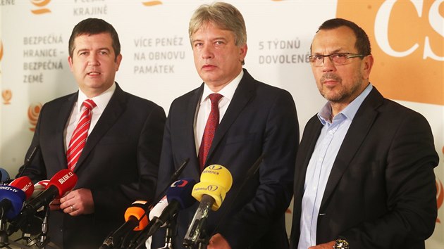 Vedení ČSSD na tiskové konferenci v létě 2019 k hlasování o důvěře vládě. Zleva Hamáček, Onderka, Foldyna.
