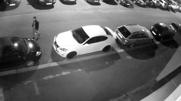 Kamera zachytila vandala pi nien zaparkovanho auta v ikov ulici v Plzni. Mu m v ruce utren zrctko.