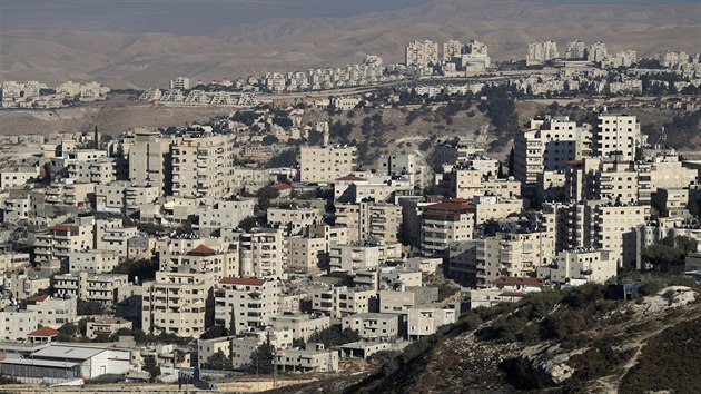 Palestinská vesnice Al-Zaayem (v popředí) a židovská osada Maale Adumim na Západním břehu Jordánu (v pozadí, 27. září 2018)