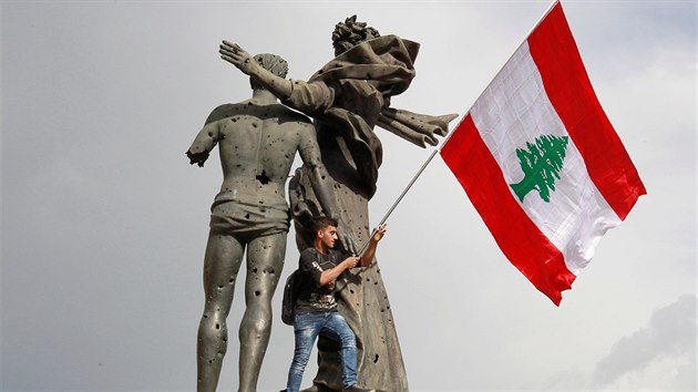 Libanon oslavil výročí 75 let od vyhlášení nezávislosti na Francii, mnozí jeho obyvatelé však vyrazili na protivládní demonstrace. (22. listopadu 2018)