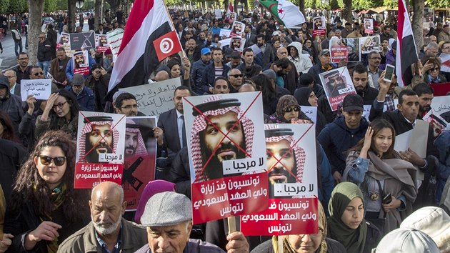 Tunisané protestují proti návštěvě saúdského korunního prince Muhammada bin Salmána. Na plakátech mu vzkazují: „Nejsi vítán.“ (27. listopadu 2018)