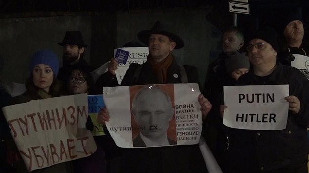 Před ruskou ambasádou v Česku protestovaly desítky lidí