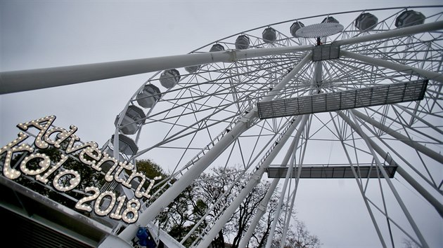 Ob adventn kolo na Moravskm nmst je se svmi 33 metry na vku nejvt atrakc letonch vnonch trh v Brn.
