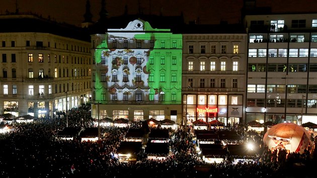 Rozsvcen vnonho stromu na brnnskm nmst Svobody doprovzen videomappingem sledovalo piblin tinct tisc lid. (23.11.2018)