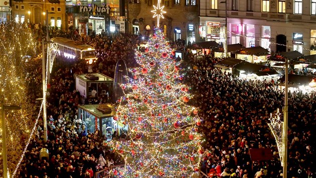 VIDEO: Rozsvícení vánočního stromu v Brně přihlíželo plné náměstí - iDNES.cz