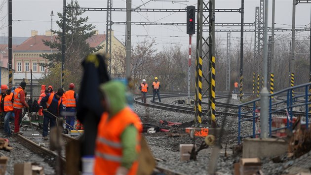 Dělníci připravili brněnské dolní nádraží na výluku hlavního kvůli novému zabezpečovacímu systému. (26. listopadu 2018)