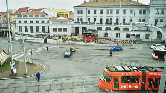 Developerská firma nechala pokácet čtyři vzrostlé pajasany u brněnského hlavního nádraží, protože bránily chystané rekonstrukci budovy. Podle radnice městské části Brno-střed došlo k odstranění stromů neoprávněně.