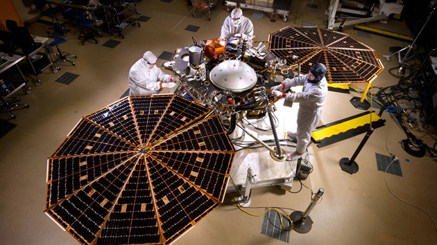 Sonda InSight v konfiguraci, jak bude pracovat na povrchu Marsu. Vimnte si roztaench solrnch panel a dosud uloenho ochrannho pouzdra se seismometry.