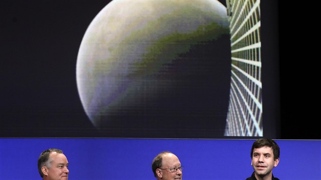Jedna z prvnch fotografi Marsu pi pistn sondy InSight pozen CubeSatem MaRCO. Pod obrzkem sed (vpravo) zstupce NASA Andrew Klesh, f projektu Tom Hoffman a vedouc vdec  Bruce Banerdt,