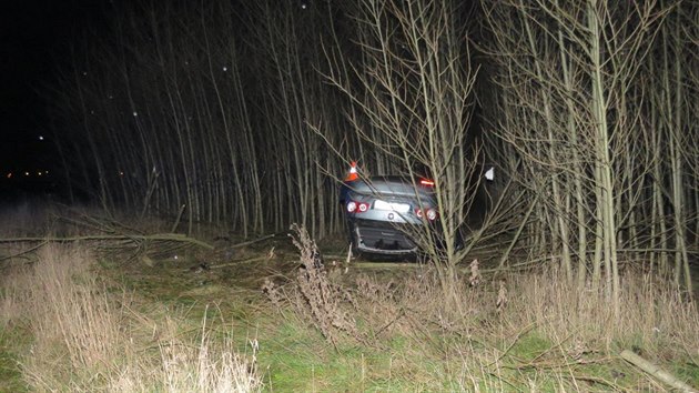 Tragick nehoda se stala 20. listopadu na silnici z Horovskho Tna do Bez. Osobn automobil vyletl ze silnice a pevrtil se na stechu.