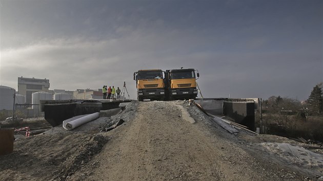 Nov most nad Domalickou tdou v Plzni proel ztovou zkoukou. Projely po nm pln naloen nkladn automobily.