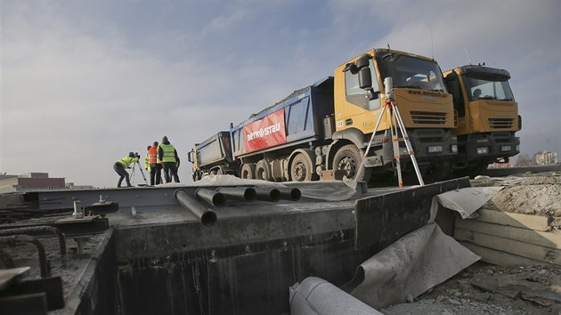 Nov most nad Domalickou tdou v Plzni proel ztovou zkoukou. Projely po nm pln naloen nkladn automobily.