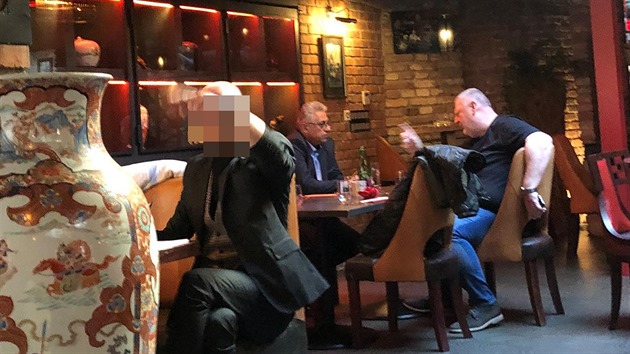 Prim�tor Mlad� Boleslavi Raduan Nwelati a lobbista Ivo Rittig v restauraci Asian Temple (28. listopadu 2018)