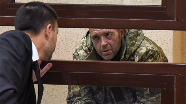 Ukrajinsk vojk Yuri Budzylo (vpravo) hovo se svm prvnkem po zadren ruskou tajnou slubou FSB v Simferopolu.