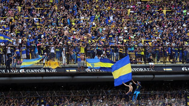 Fanouci Bocy Juniors bhem otevenho trninku na stadionu La Bombonera ped finlovou odvetou  Copa Libertadores proti River Plate.