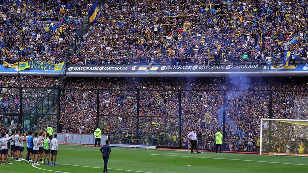 Fotbalist Bocy Juniors kynou fanoukm, kte na oteven trnink zcela zaplnili hledit La Bombonery ped finlovou odvetou Pohru osvoboditel proti River Plate.