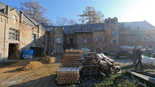 Jednm z prvnch kol pro novho vlastnka bylo nov zmek zasteit. Dv tetiny stech prakticky neexistovaly, byly proboen, k Lubomr Dvok. Snmek z listopadu 2018.