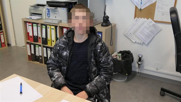 Strážníci z obce Zdiby zadrželi řidiče, který vypadá jako dítě. Podle dokladů je to ale dvaadvacetiletý Ukrajinec. Kvůli ověření jeho totožnosti požádali o pomoc veřejnost.