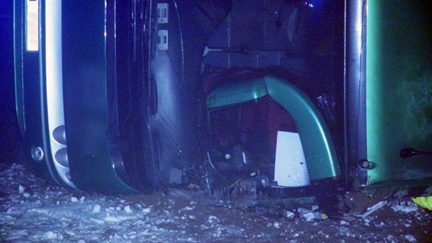 U Mníšku pod Brdy havaroval autobus. Při nehodě utrpěli čtyři lidí lehká zranění (21. 11. 2018)